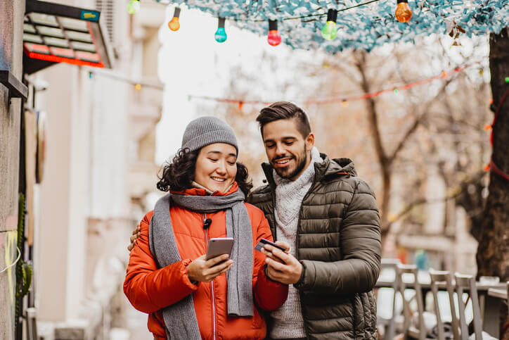 holiday spending statistics - small business holiday customers spending on mobile