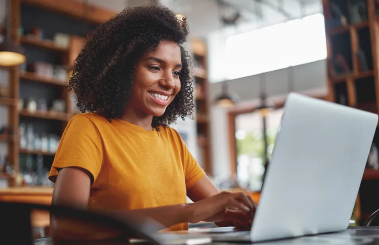 Free marketing ideas -Woman types on a laptop.