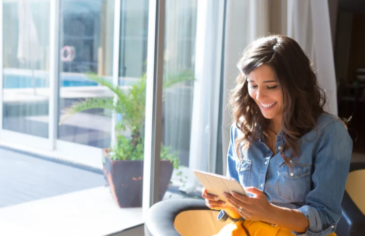 Branded content - Woman reads a tablet